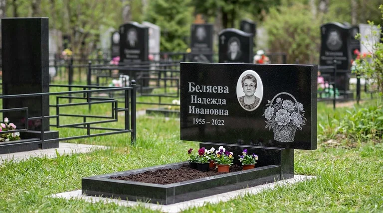 Памятник с гравировкой пионов — выполненная работа «Беляева» в Санкт-Петербурге