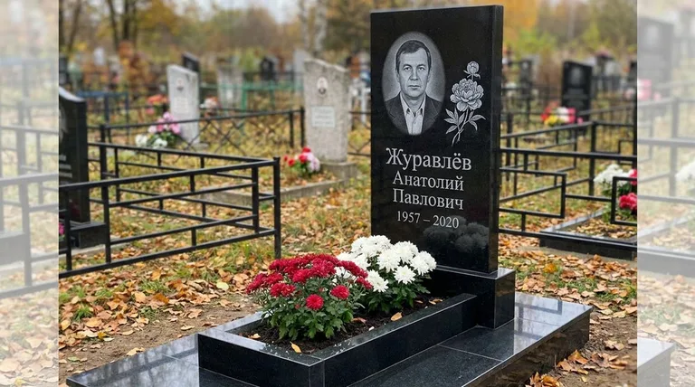 Памятник с гравировкой пионов — выполненная работа «Журавлёв» в Санкт-Петербурге