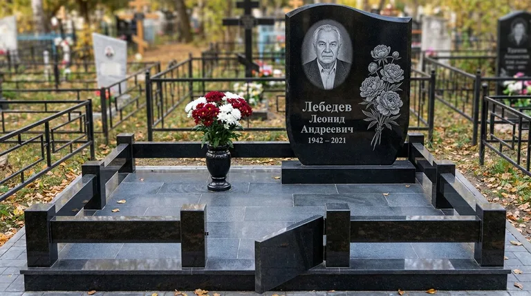 Памятник с гравировкой пионов — выполненная работа «Лебедев» в Санкт-Петербурге