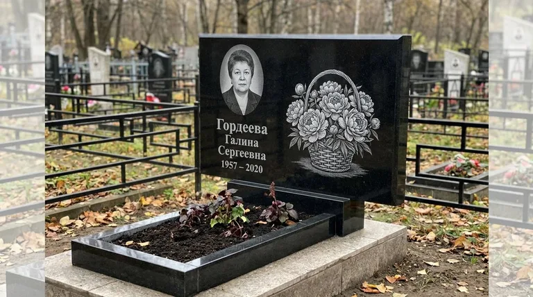 Памятник с гравировкой пионов — выполненная работа «Гордеева» в Санкт-Петербурге