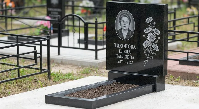 Памятник с гравировкой ромашек — выполненная работа «Тихонова» в Санкт-Петербурге