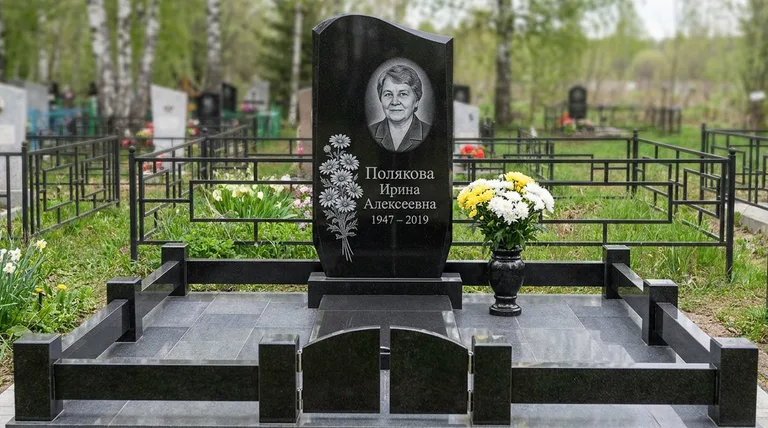 Памятник с гравировкой ромашек — выполненная работа «Полякова» в Санкт-Петербурге