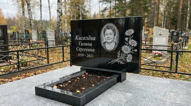 Памятник с гравировкой ромашек — выполненная работа «Киселёва» в Санкт-Петербурге