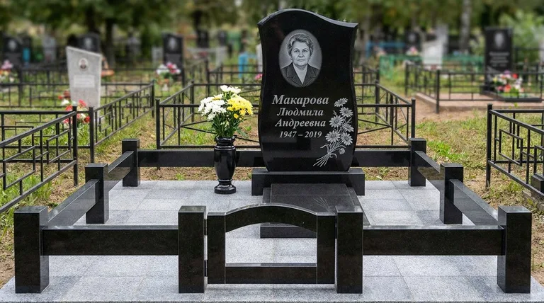 Памятник с гравировкой ромашек — выполненная работа «Макарова» в Санкт-Петербурге