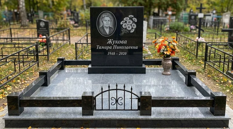 Памятник с гравировкой ромашек — выполненная работа «Жукова» в Санкт-Петербурге