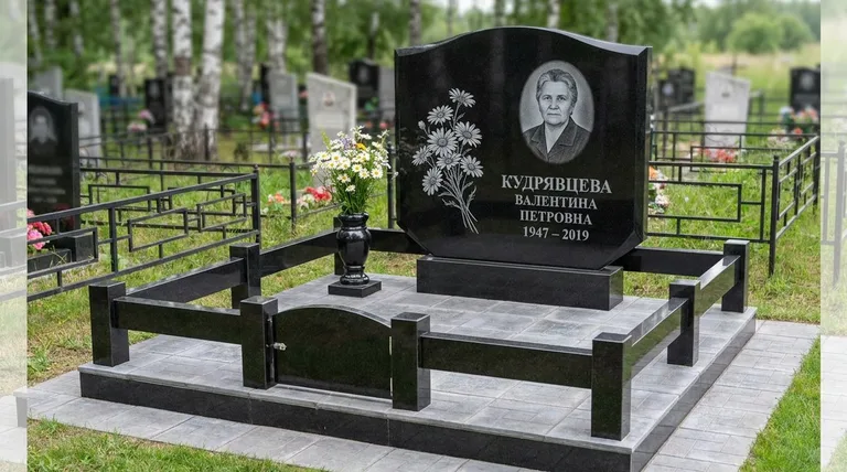 Памятник с гравировкой ромашек — выполненная работа «Кудрявцева» в Санкт-Петербурге
