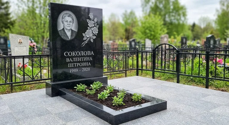 Памятник с гравировкой роз — выполненная работа «Соколова» в Санкт-Петербурге