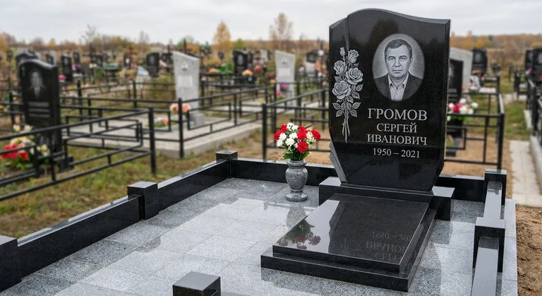 Памятник с гравировкой роз — выполненная работа «Громов» в Санкт-Петербурге