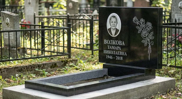 Памятник с гравировкой роз — выполненная работа «Волкова» в Санкт-Петербурге