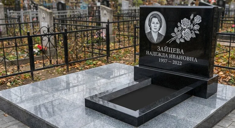 Памятник с гравировкой роз — выполненная работа «Зайцева» в Санкт-Петербурге