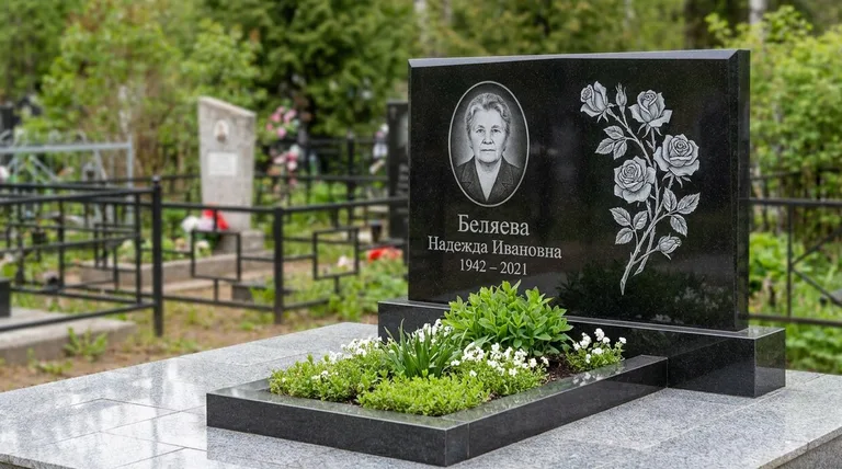 Памятник с гравировкой роз — выполненная работа «Беляева» в Санкт-Петербурге