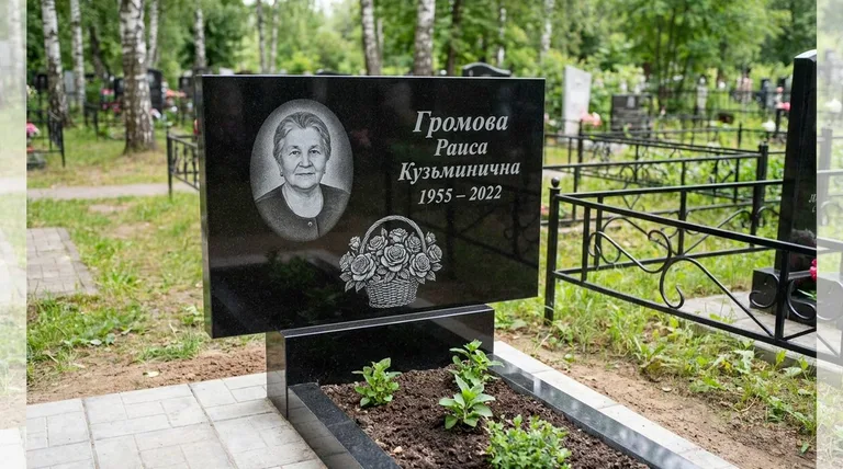 Памятник с гравировкой роз — выполненная работа «Громова» в Санкт-Петербурге