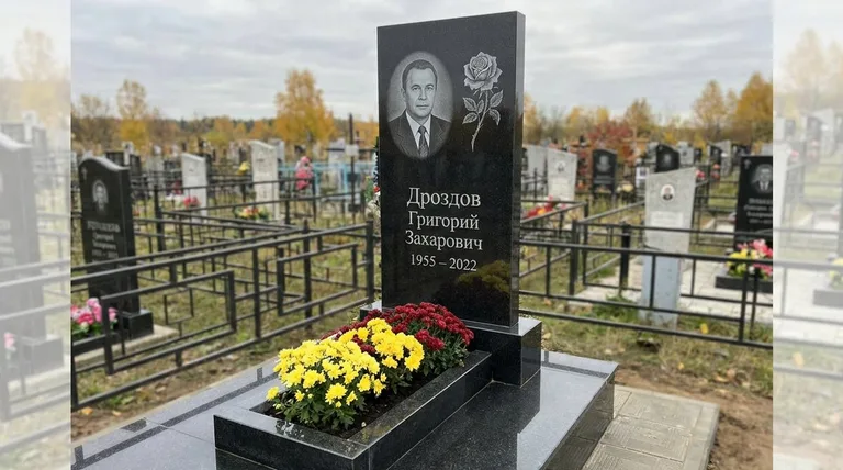 Памятник с гравировкой роз — выполненная работа «Дроздов» в Санкт-Петербурге