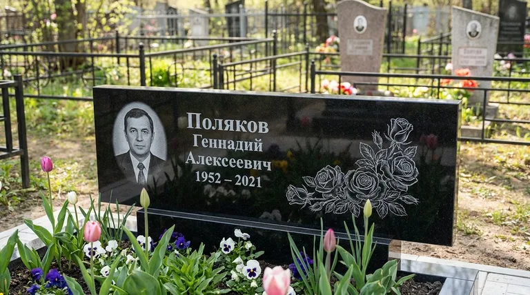 Памятник с гравировкой роз — выполненная работа «Поляков» в Санкт-Петербурге