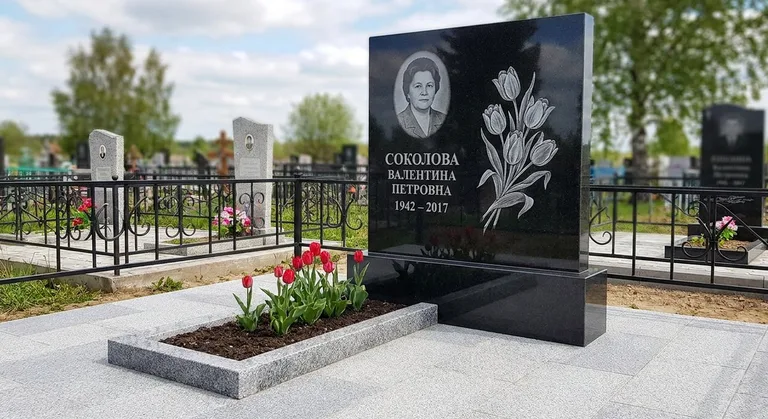 Памятник с гравировкой тюльпанов — выполненная работа «Соколова» в Санкт-Петербурге