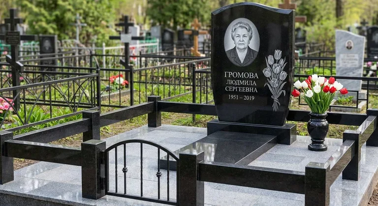 Памятник с гравировкой тюльпанов — выполненная работа «Громова» в Санкт-Петербурге