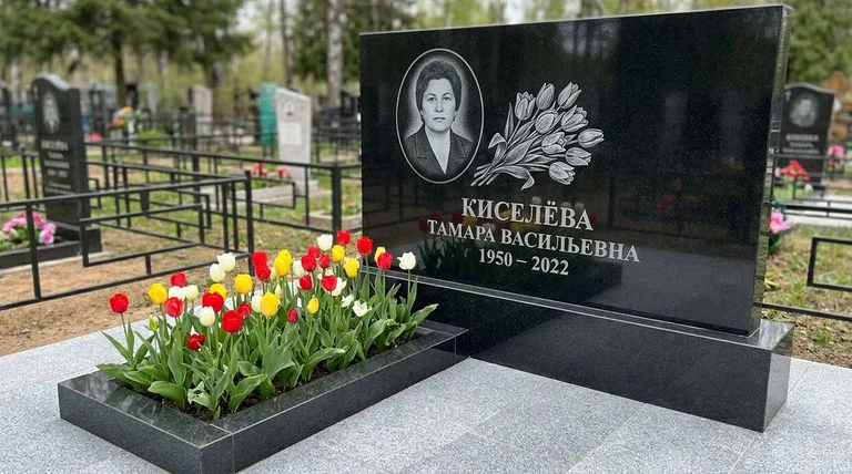 Памятник с гравировкой тюльпанов — выполненная работа «Киселёва» в Санкт-Петербурге