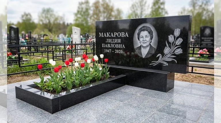Памятник с гравировкой тюльпанов — выполненная работа «Макарова» в Санкт-Петербурге
