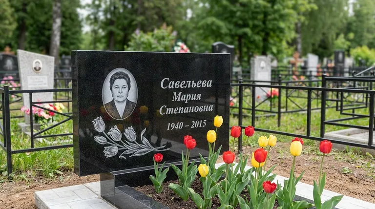 Памятник с гравировкой тюльпанов — выполненная работа «Савельева» в Санкт-Петербурге
