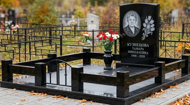 Памятник с гравировкой тюльпанов — выполненная работа «Кузнецова» в Санкт-Петербурге