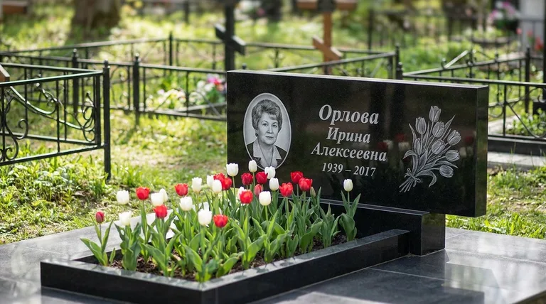 Памятник с гравировкой тюльпанов — выполненная работа «Орлова» в Санкт-Петербурге