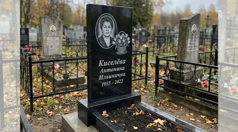 Памятник с гравировкой тюльпанов — выполненная работа «Киселёва» в Санкт-Петербурге