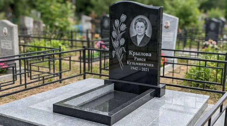 Памятник с гравировкой тюльпанов — выполненная работа «Крылова» в Санкт-Петербурге