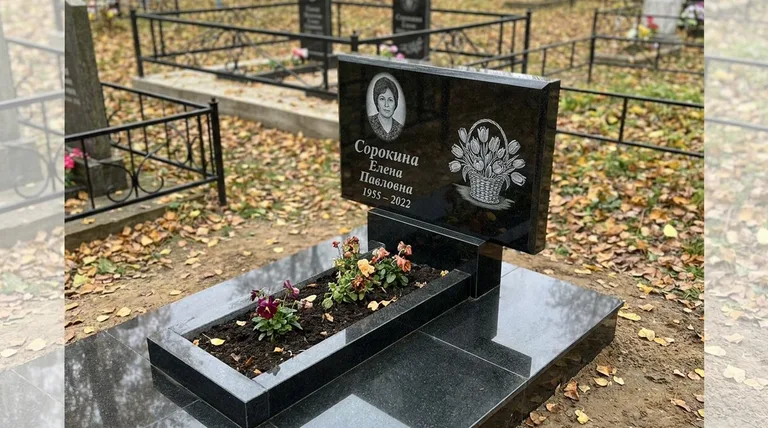 Памятник с гравировкой тюльпанов — выполненная работа «Сорокина» в Санкт-Петербурге