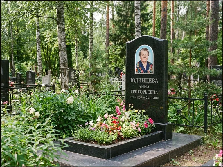 Овальный портрет на памятнике весной в Санкт-Петербурге