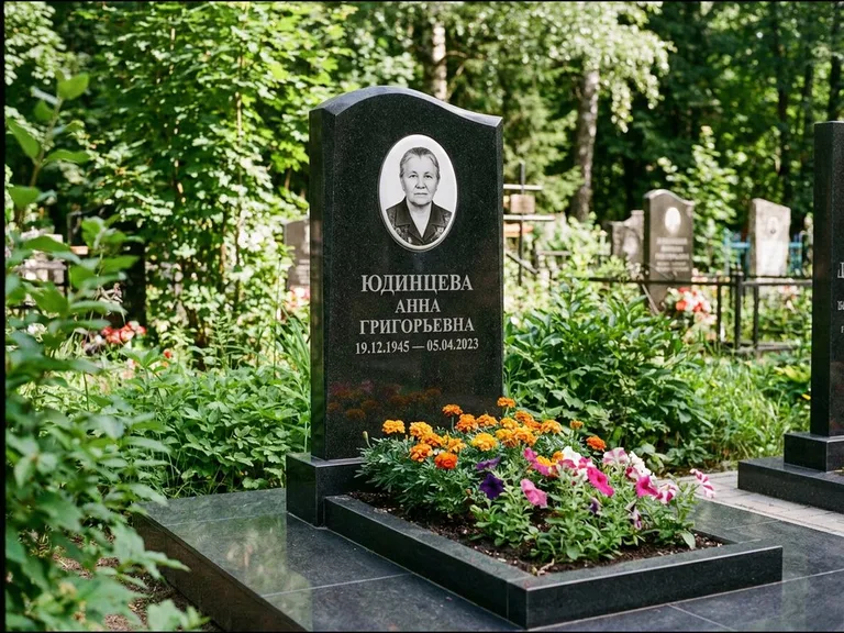 Овальный портрет на сером граните — работа «Юдинцева» в Санкт-Петербурге