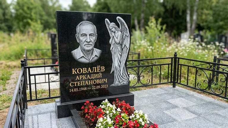 Гравировка ангела на памятник в Санкт-Петербурге — памятник из чёрного гранита с гравировкой