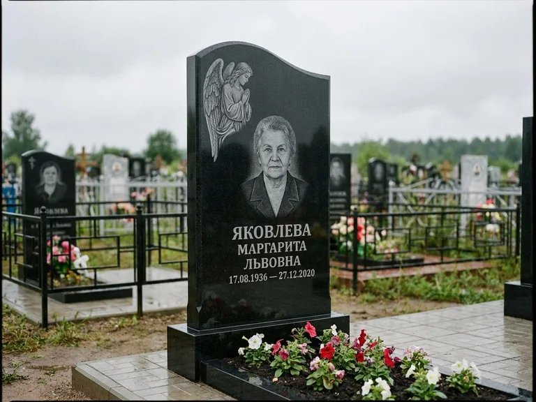Памятник с гравировкой ангела — гравировка молящегося ангела в верхней части стелы, работа «Яковлева» в Санкт-Петербурге
