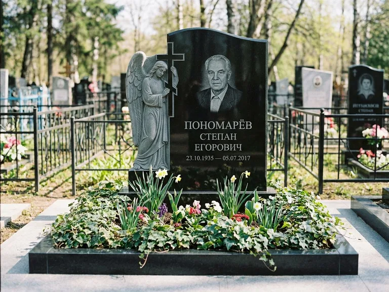 Памятник с гравировкой ангела — гравировка ангела с крестом рядом с эпитафией, работа «Пономарёв» в Санкт-Петербурге