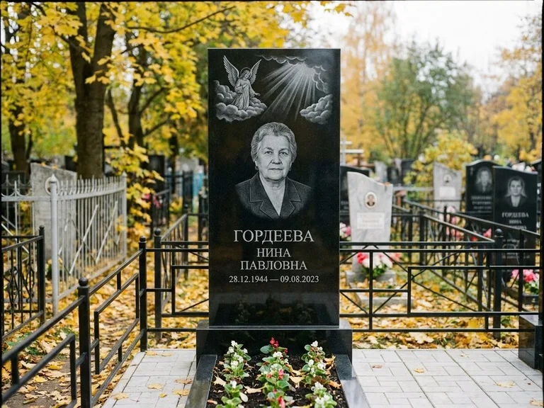 Памятник с гравировкой ангела — гравировка ангела в облаках с лучами над портретом, работа «Гордеева» в Санкт-Петербурге