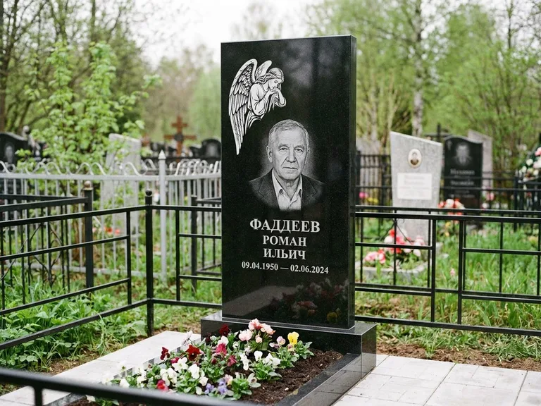 Памятник с гравировкой ангела — белая гравировка скорбящего ангела над портретом, работа «Фаддеев» в Санкт-Петербурге