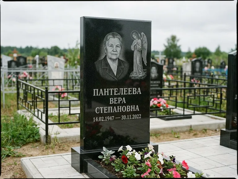 Памятник с гравировкой ангела — гравировка ангела-хранителя сбоку от портрета, работа «Пантелеева» в Санкт-Петербурге