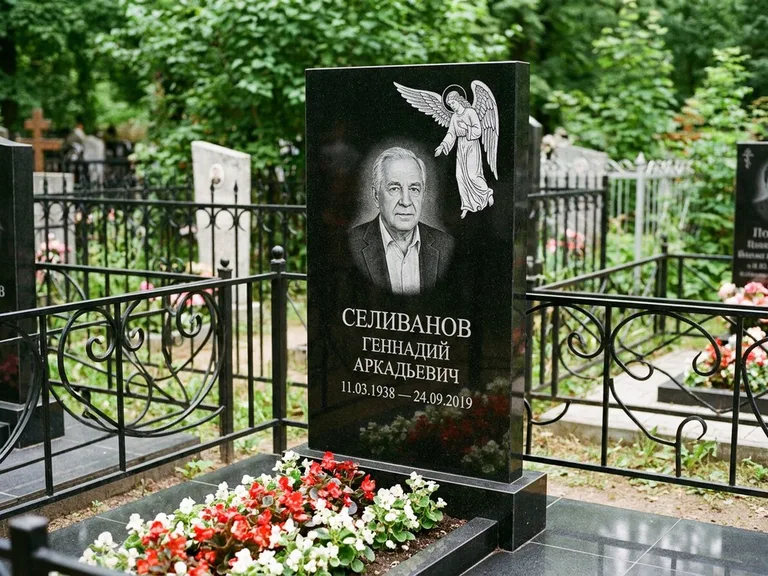 Памятник с гравировкой ангела — белая гравировка скорбящего ангела над портретом, работа «Селиванов» в Санкт-Петербурге