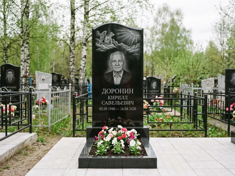 Памятник с гравировкой ангела — гравировка ангела в облаках с лучами над портретом, работа «Доронин» в Санкт-Петербурге