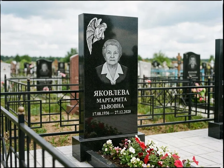 Памятник с гравировкой ангела — белая гравировка скорбящего ангела над портретом, работа «Яковлева» в Санкт-Петербурге