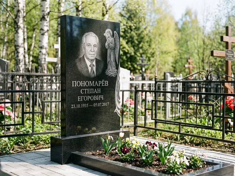 Памятник с гравировкой ангела — гравировка ангела-хранителя сбоку от портрета, работа «Пономарёв» в Санкт-Петербурге