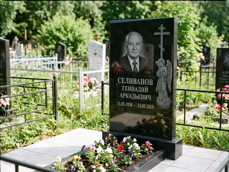 Памятник с гравировкой ангела — гравировка ангела с крестом рядом с эпитафией, работа «Селиванов» в Санкт-Петербурге