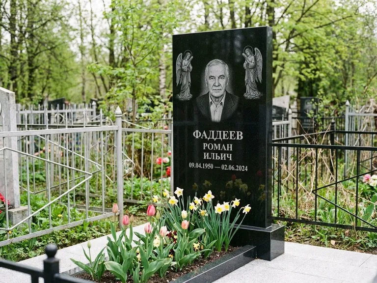 Памятник с гравировкой ангела — гравировка двух ангелов по сторонам портрета, работа «Фаддеев» в Санкт-Петербурге