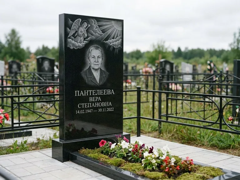 Памятник с гравировкой ангела — гравировка ангела в облаках с лучами над портретом, работа «Пантелеева» в Санкт-Петербурге