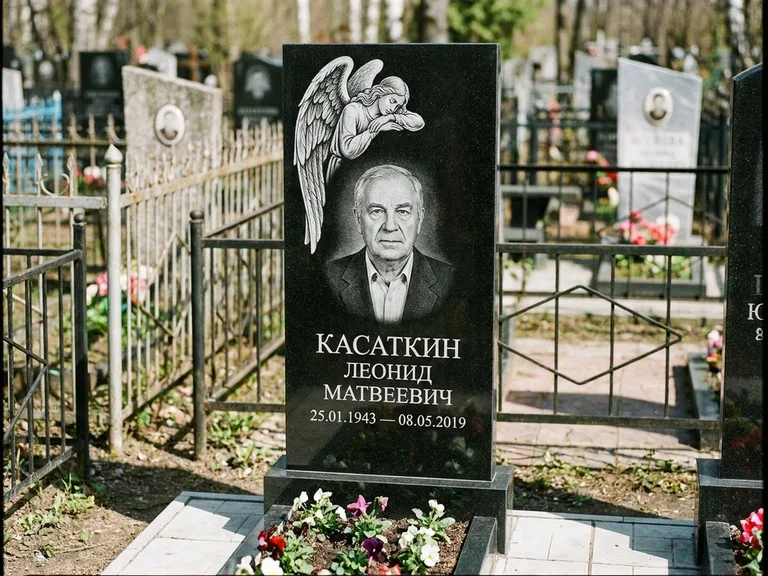 Памятник с гравировкой ангела — белая гравировка скорбящего ангела над портретом, работа «Касаткин» в Санкт-Петербурге
