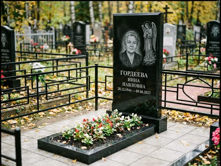 Памятник с гравировкой ангела — гравировка ангела-хранителя сбоку от портрета, работа «Гордеева» в Санкт-Петербурге