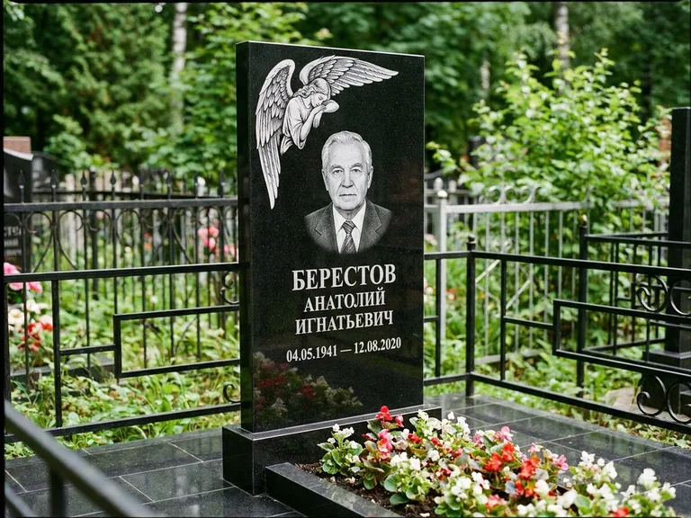 Памятник с гравировкой ангела — гравировка молящегося ангела в верхней части стелы, работа «Свиридов» в Санкт-Петербурге