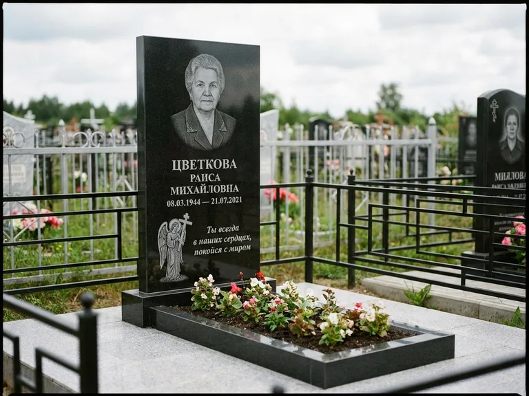 Памятник с гравировкой ангела — гравировка двух ангелов по сторонам портрета, работа «Яковлева» в Санкт-Петербурге