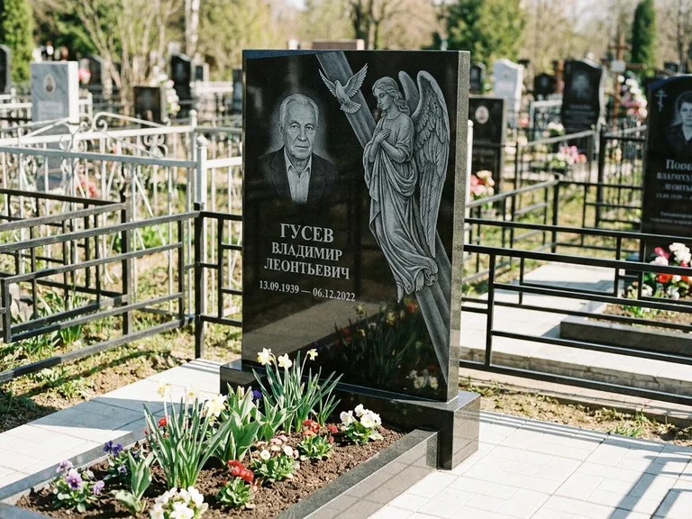 Памятник с гравировкой ангела — гравировка ангела в облаках с лучами над портретом, работа «Пономарёв» в Санкт-Петербурге