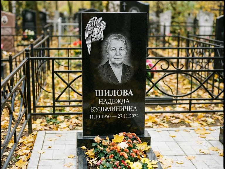 Памятник с гравировкой ангела — гравировка молящегося ангела в верхней части стелы, работа «Гордеева» в Санкт-Петербурге