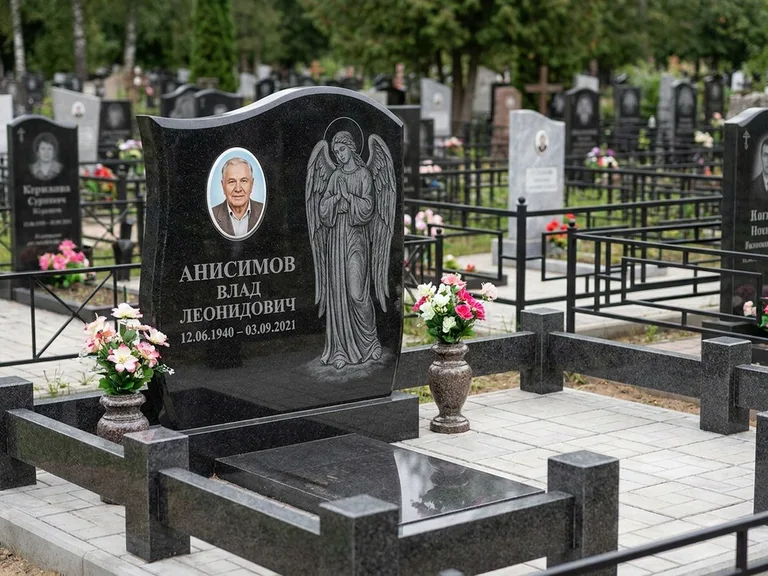 Памятник с гравировкой ангела — белая гравировка скорбящего ангела над портретом, работа «Свиридов» в Санкт-Петербурге